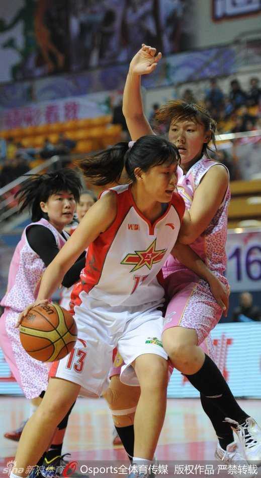 赛场上，身穿白色球衣的球员突破重围，如同利刃般刺入对手防线，飞扬的发丝诉说着奔跑的激情