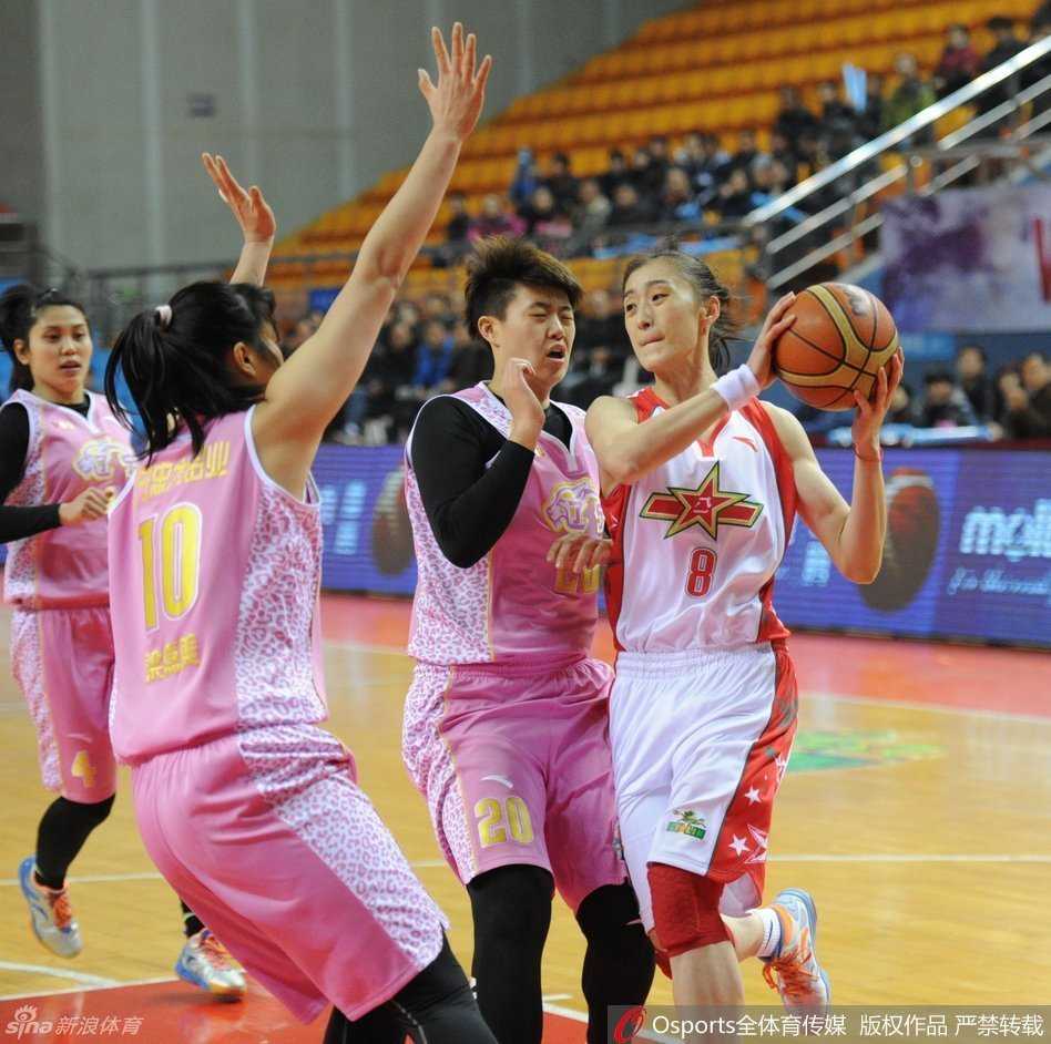 身穿红色战袍的球员在三分线外自信出手，篮球在空中划出优美弧线，全场目光汇聚于此一刻