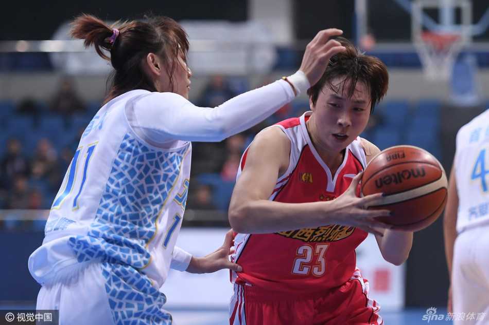 北京队外援福尔斯在山西队三人包夹中奋力转身，利用强壮的身体强行挤开防守，展现顶级内线统治力。