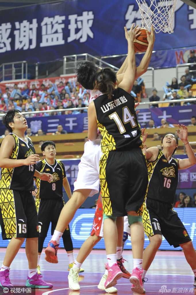 场边的许利民指导神情专注，双手拢在嘴边大声呼喊，向场内队员传递着关键的战术布置。