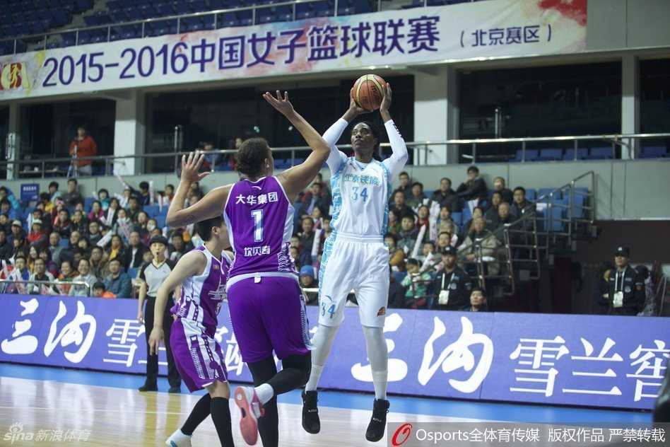 跳投瞬间，球员在空中舒展如弓，手腕轻柔拨球，篮球划过一道美妙的弧线飞向篮筐。