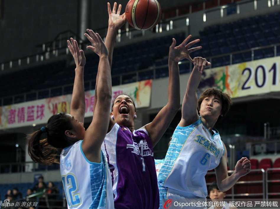 禁区之内，进攻球员在两名防守队员的合围下强行起跳，肌肉碰撞的声音仿佛穿透屏幕。