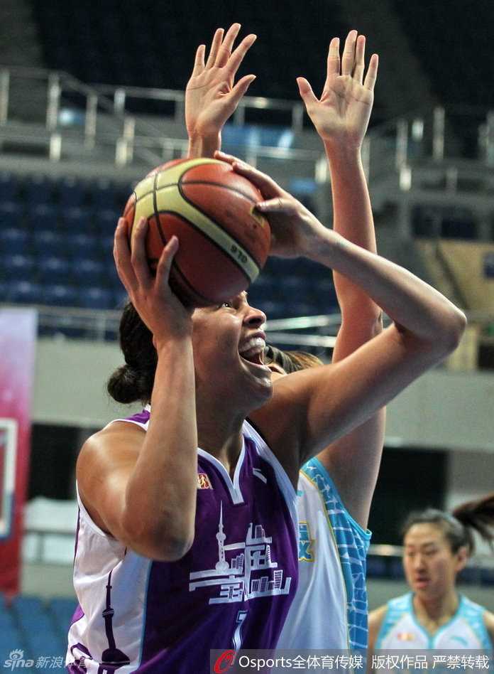 篮下强打，背身单打时的力量对抗，进攻球员利用宽厚的肩膀顶开防守，强行攻筐。