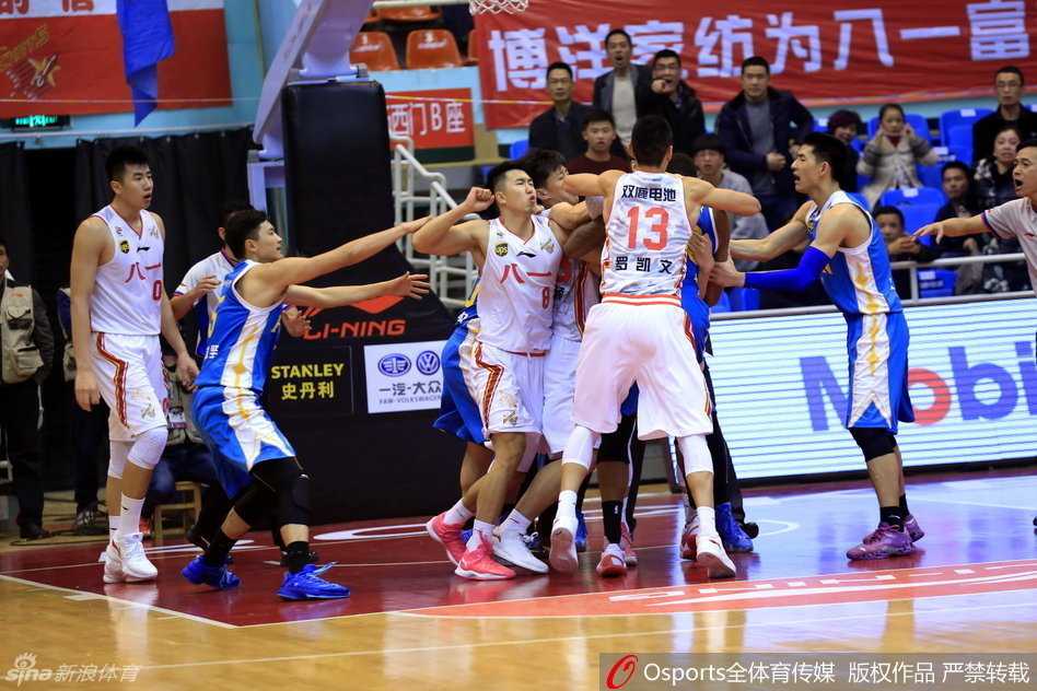 八一队多名球员围住福建外援泰勒，双方剑拔弩张，裁判在人群中努力分隔双方，但情绪激动的球员已难以控制。