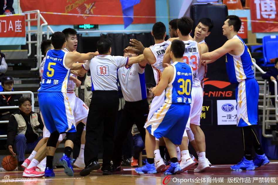 篮下火药味十足，八一队三名球员跃起封盖福建外援泰勒，邹雨宸下落时手臂压在泰勒头颈部，成为冲突的直接导火索。