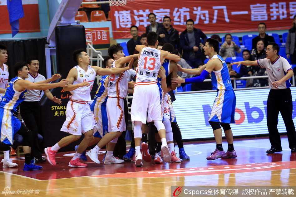 替补席球员如潮水般冲入场内，教练崔万军奋力阻拦福建队员，双方人员混杂在一起，现场秩序陷入极度混乱。