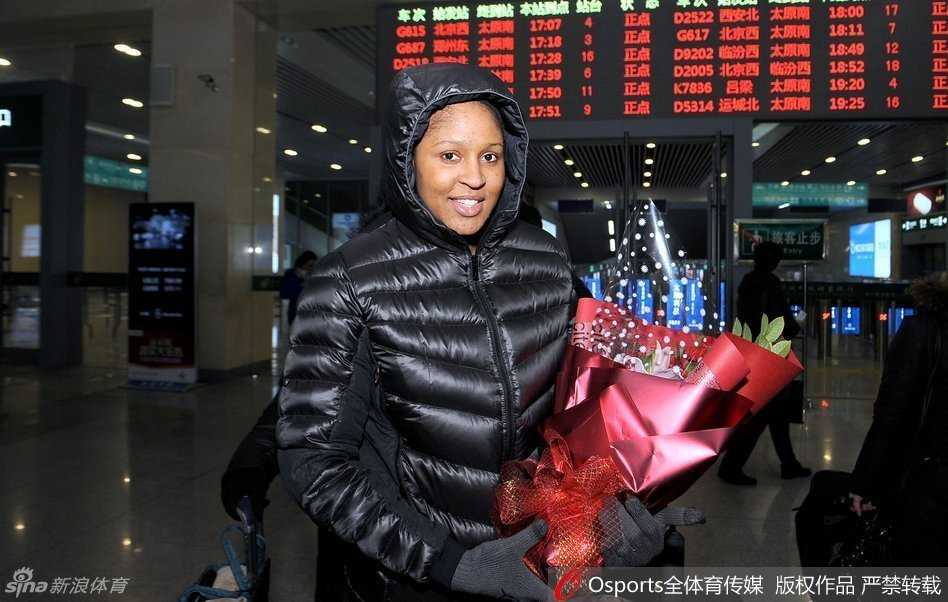 玛雅·摩尔走出车站通道，左手接过球迷的鲜花，右手竖起大拇指，仿佛在向所有山西球迷承诺将带领球队走出困境。