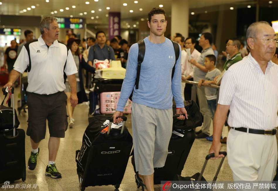 在机场通道内，弗雷戴特被热情接机的球迷和媒体包围，他停下脚步侧耳倾听提问，侧脸的轮廓在灯光下显得深邃而俊朗，毫无巨星架子。