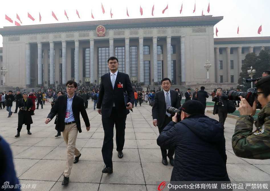 姚明身着深色西装步入会场，神情专注而从容。他手中紧紧握着一份文件，那正是他经过深入调研后精心准备的提案，关乎中国体育产业的未来。