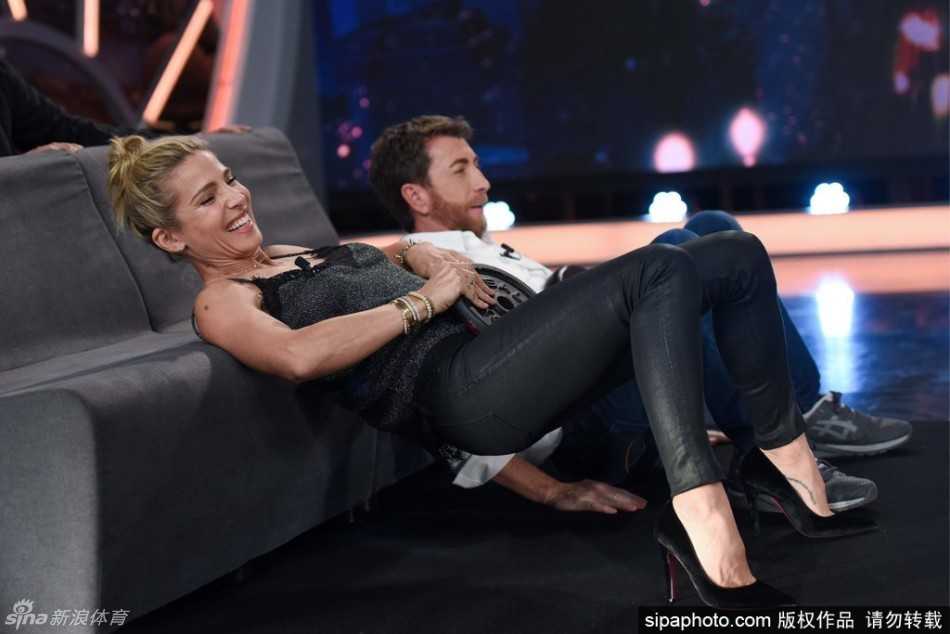 “锤嫂”埃尔莎·帕塔奇的健身哲学:不仅塑形,更是治愈与热爱 埃尔莎·帕塔奇在综艺节目现场,身姿挺拔地做出高难度瑜伽动作,身体的柔韧性与力量感在这一刻完美融合,仿佛在空气中勾勒出一道优美的健康符码。