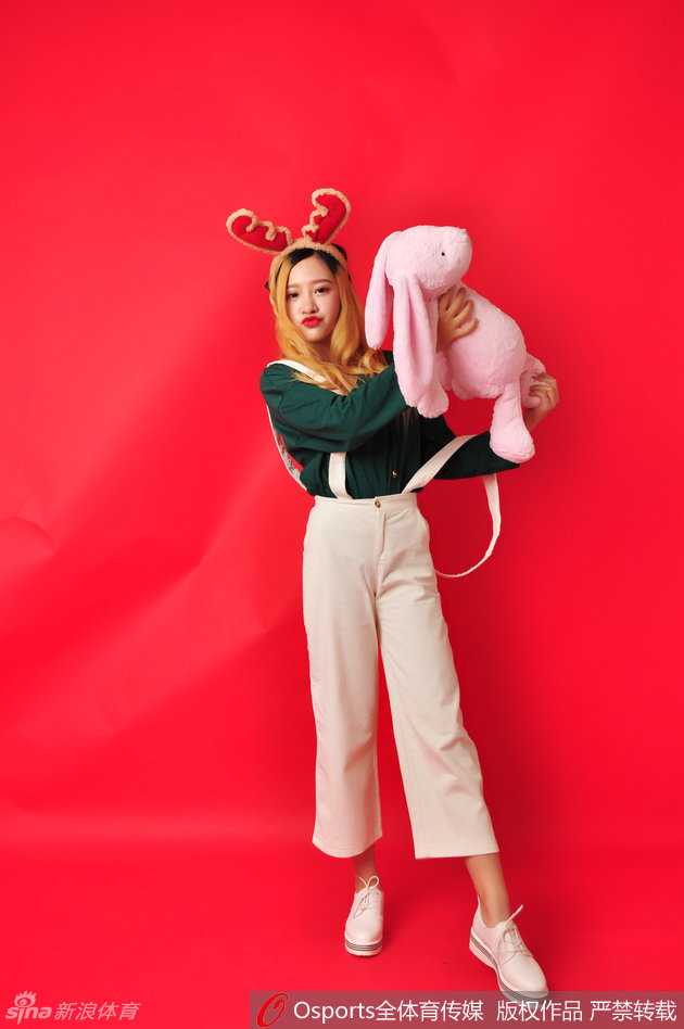 冬日秀美腿，篮球宝贝以动感姿态诠释力与美，成为写真中的焦点画面