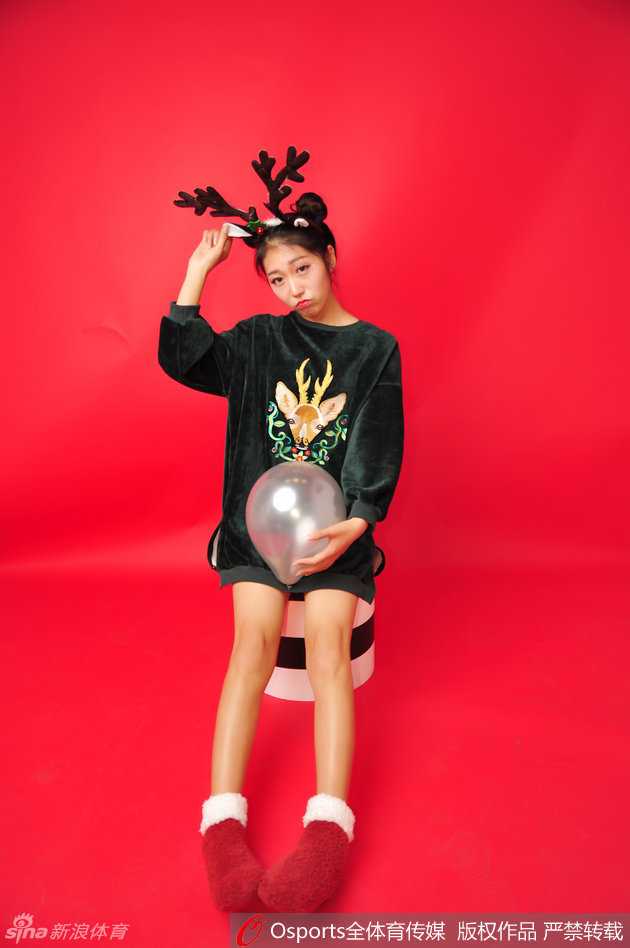 身着圣诞短裙的女孩回眸一笑，将冬日的慵懒与运动的活力巧妙结合