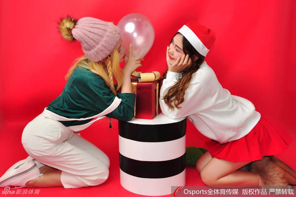 圣诞帽下甜美笑容，山东篮球宝贝在冬日暖阳中化身最靓丽的节日风景线