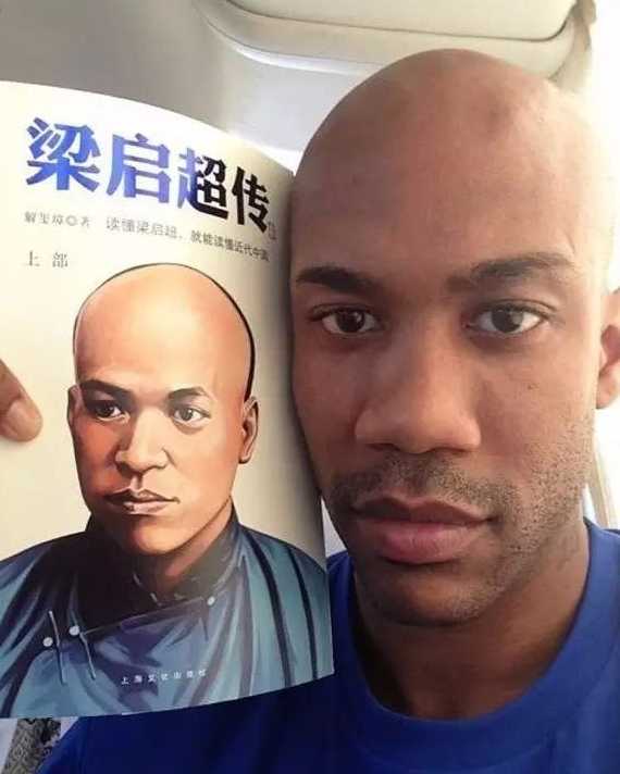 在一幅梁启超的画像前，这位外国友人驻足观看，眼神中充满了对这位历史伟人的敬意与思索