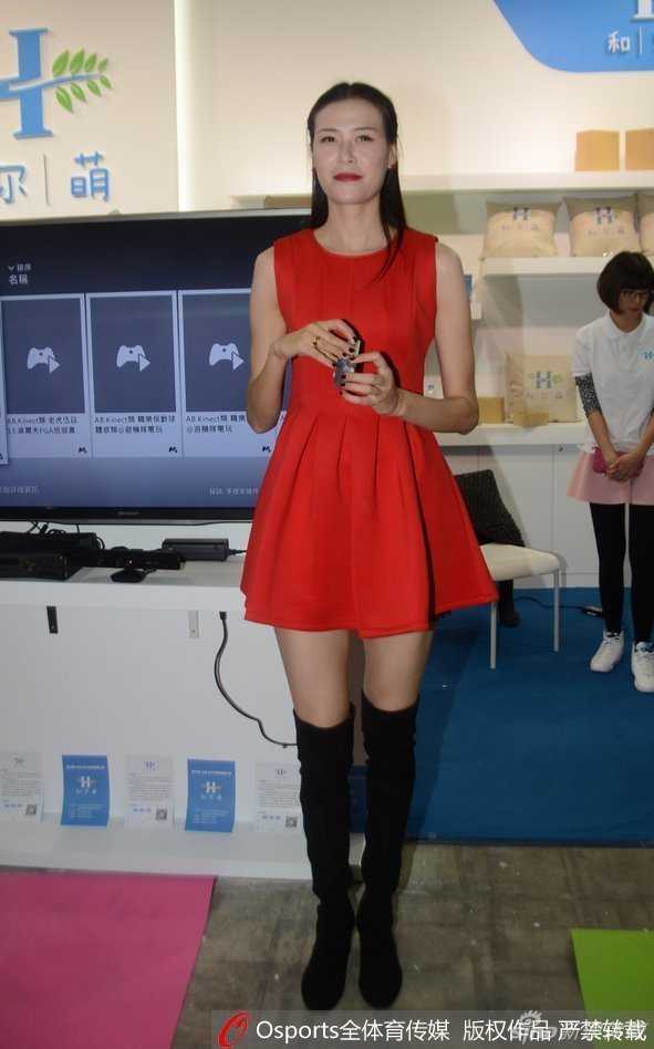 活动接近尾声，许诺站在摆放着各种义卖品的桌子后，手拿一只可爱的毛绒玩具，对着镜头露出甜美而略带俏皮的微笑，为这个充满爱意的下午画上圆满句号。