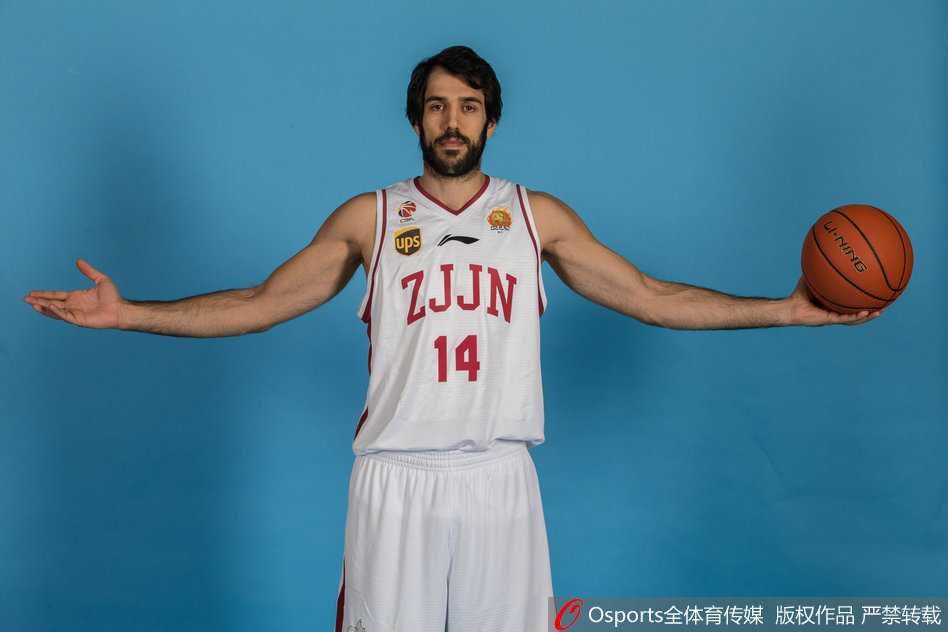 主帅丁伟在场边运筹帷幄，目光如炬地注视着场上局势，他的每一次挥手指挥都牵动着球员们的心弦。