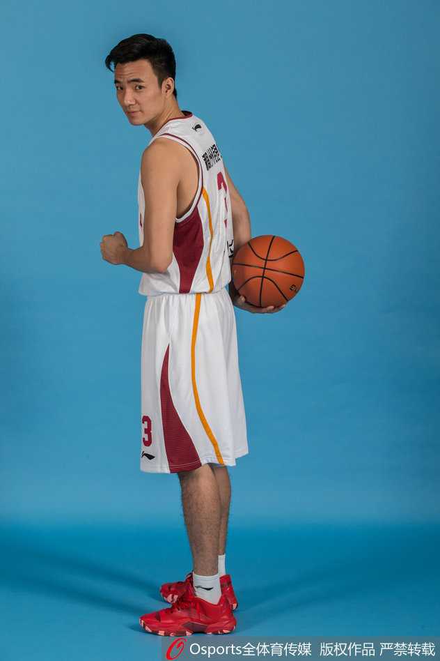 伊朗神锋巴赫拉米在训练中持球突破，他标志性的持球动作和犀利的眼神，预示着他将成为对手锋线上的噩梦。