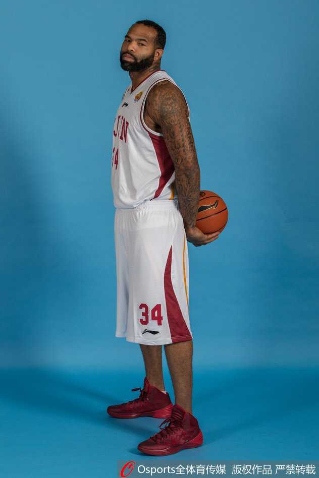 2015-2016赛季浙江稠州银行全队成员大合影，一张张年轻的脸庞紧紧相依，他们身后是即将开启的CBA新纪元战旗。