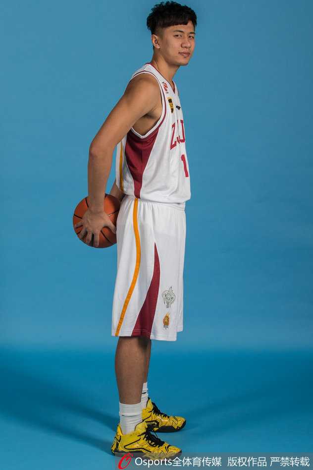 外援沃伦在比赛胶着时刻上演高难度上篮，他如同闪电般的突破撕开了对手的防线，为球队带来了宝贵的胜利曙光。