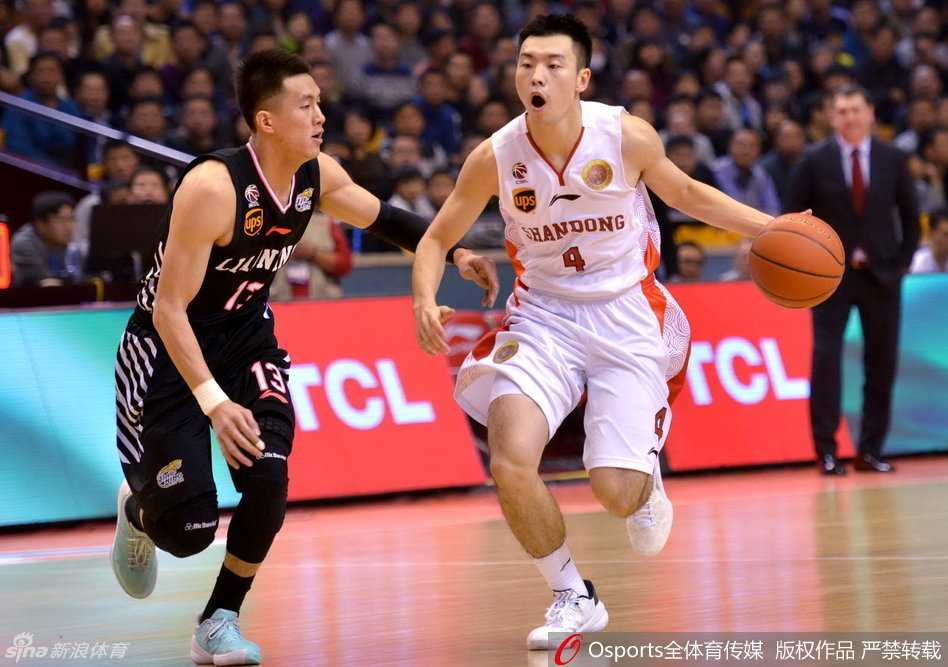 韩德君奋力跃起拼抢篮板，高大的身影笼罩禁区，彰显篮下霸主气势