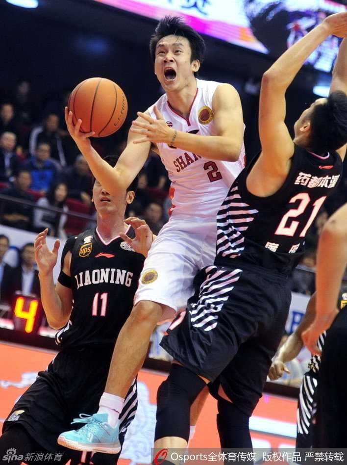 山东队外援汤普森强硬得手，在辽宁内线群中双手灌篮，霸气外露