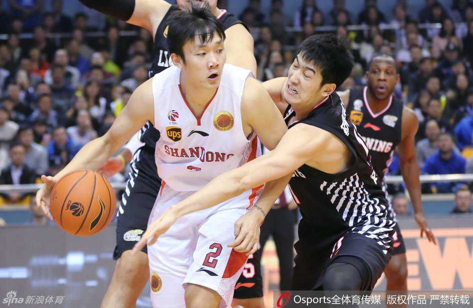 丁彦雨航在激烈对抗后倒地，面部表情因撞击而显得痛苦，令人揪心