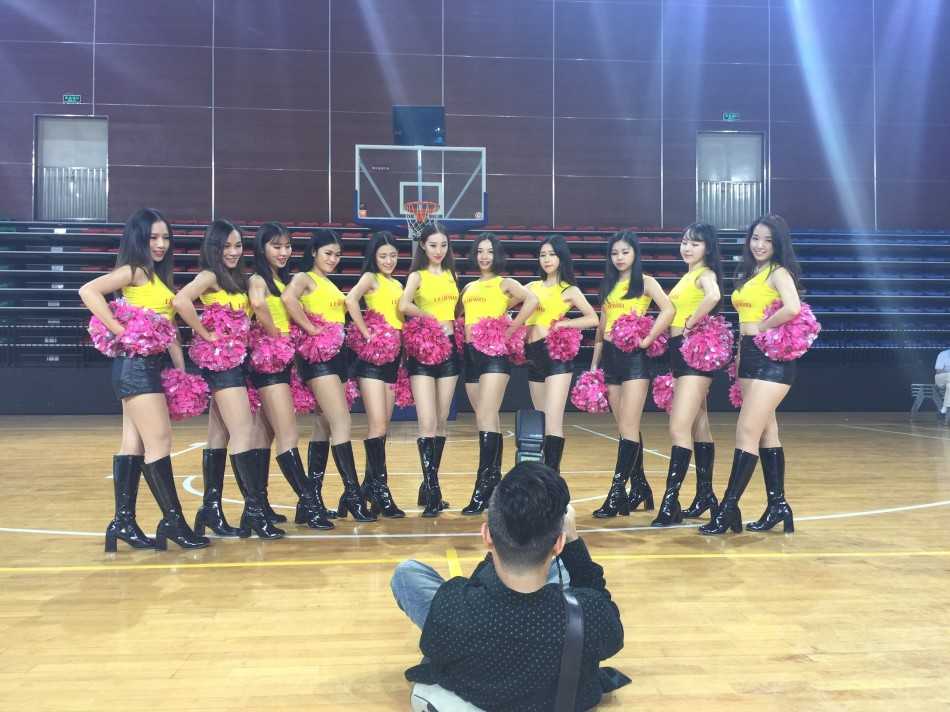 深圳烈豹队后卫罗汉琛在拍摄时镜头感十足，他面对镜头做出一个俏皮的表情，眼神中透露出自信与灵动，显得十分活泼。