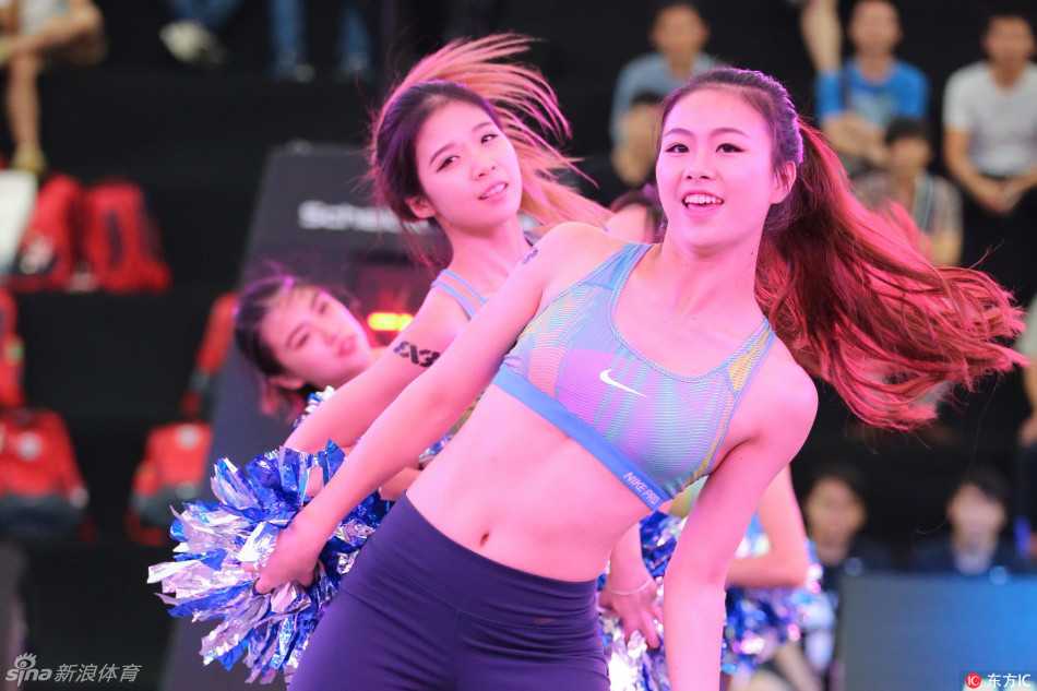 三人篮球赛场升温,篮球宝贝热舞点燃羊城激情 远景镜头下,多支啦啦队同时在赛场不同区域列队表演,她们动作整齐划一,绚丽的色彩与激烈的球场形成一幅充满活力的画卷。