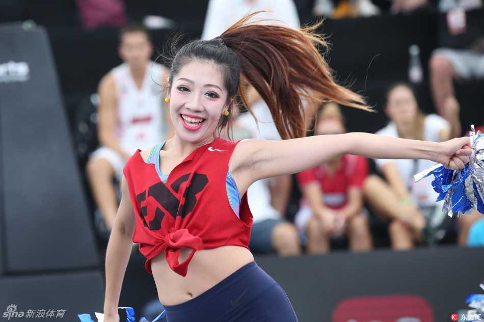 三人篮球赛场升温,篮球宝贝热舞点燃羊城激情 身着亮黄色舞裙的篮球宝贝们在赛场中央跃起,裙摆飞扬,她们用充满爆发力的舞姿瞬间点燃了全场观众的呐喊声。