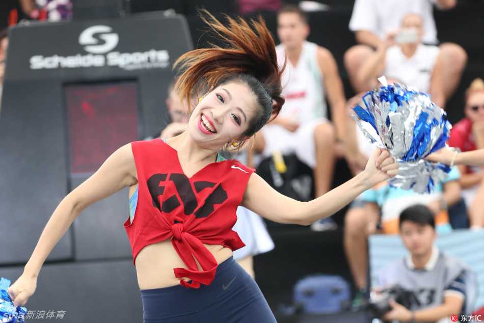 三人篮球赛场升温,篮球宝贝热舞点燃羊城激情 扎着高马尾的啦啦队员在场地中央绽放灿烂笑容,充满节奏感的舞步与动感音乐完美融合,展现着篮球宝贝独有的青春风采。