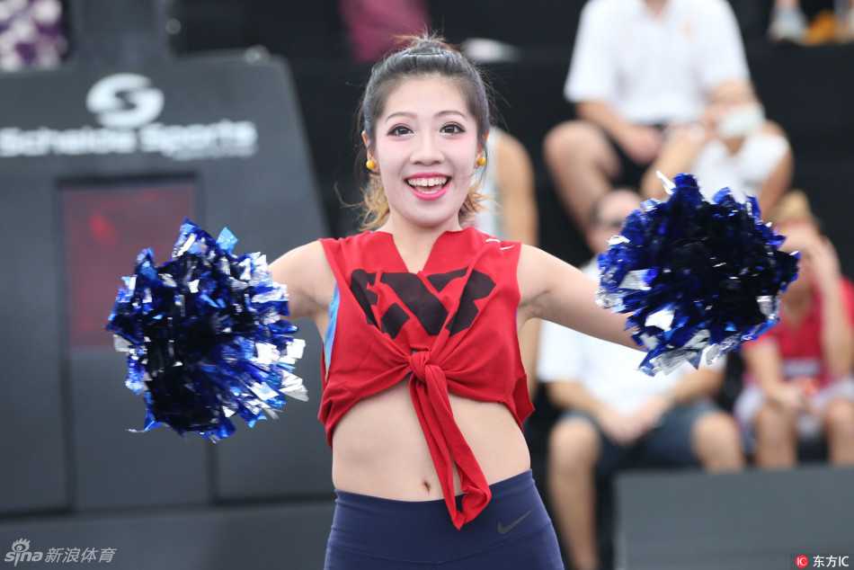 三人篮球赛场升温,篮球宝贝热舞点燃羊城激情 一位篮球宝贝在表演中回眸凝视镜头,动感的动作中带着一丝俏皮,汗水与笑容交织,展现出运动员般的健康与自信。