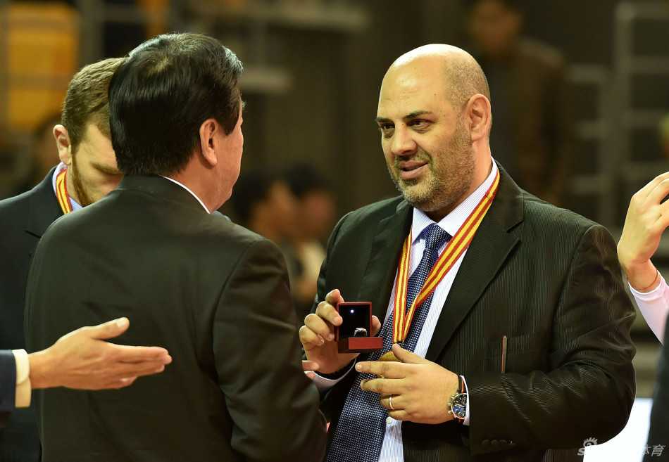 队员们围成一圈，将手叠在一起，虽然当晚的比赛结果充满遗憾，但她们在赛前依然团结一心，互相加油打气。