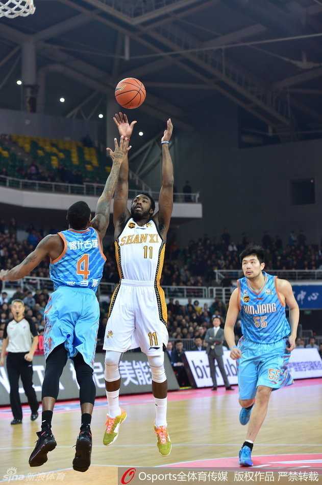 新疆队球员李根在恩师李秋平的现场指点下，在进攻端展现出万花筒般的技术，强打得手。