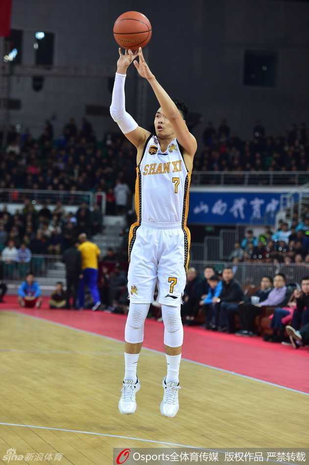 山西队核心富兰克林犹如重型坦克一般持球推进，以一记势大力沉的暴扣终结进攻，展现出三双王的统治力。
