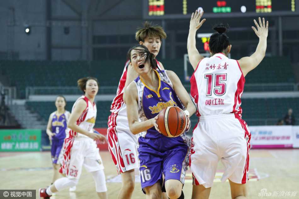 三双王端碗刀削面 看女篮老对手如何演绎篮下风云 沈部防守球员如铜墙铁壁般缠绕,山西外援强行突破,肌肉碰撞的瞬间仿佛能听见赛场上的闷响