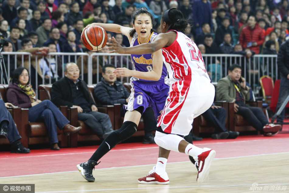 三双王端碗刀削面 看女篮老对手如何演绎篮下风云 山西女篮射手在三分线外果断起跳,皮球划过指尖,一道完美弧线直坠网窝,点燃全场激情