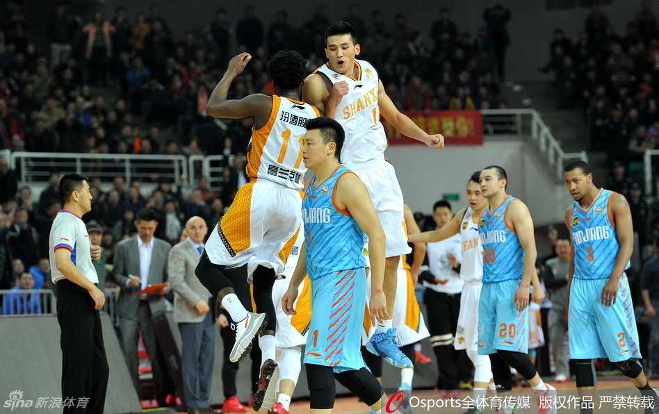 三晋之火燃爆季后赛卡位战:山西汾酒主场力克新疆,原帅三分如雨周琦戴面具苦撑 在一次拼抢中,新疆队球员李根为了救球不惜体力飞身而出,重摔在地。面带痛苦之色的他被赶来的队友们从地板上拉起来,体现了飞虎将士的顽强。