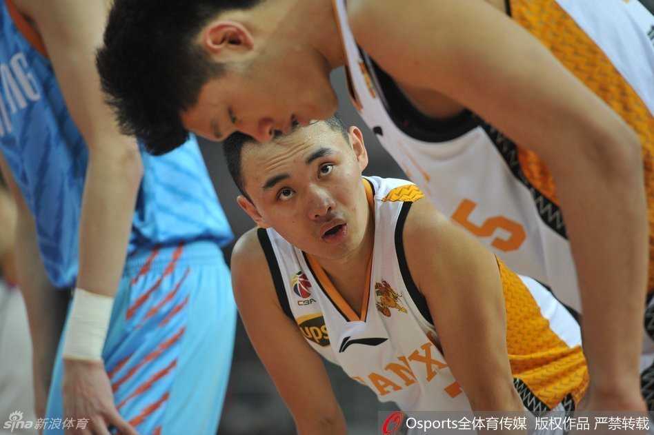 三晋之火燃爆季后赛卡位战:山西汾酒主场力克新疆,原帅三分如雨周琦戴面具苦撑 终场哨响,山西男篮主场力克强敌,全体球员在场地中央围成一圈,高举双臂,尽情庆祝这场来之不易的胜利,每个人的脸上都洋溢着喜悦。