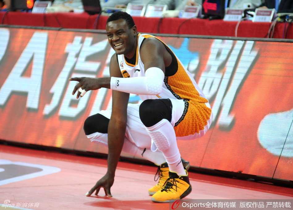 三晋烽烟起:富兰克林61分三双战旧友,京城双枪饮恨太原城 首钢守护神莫里斯喘着粗气,膝盖的积水与疼痛让他每一次折返跑都咬紧牙关,但眼神里依然是对胜利的渴望。