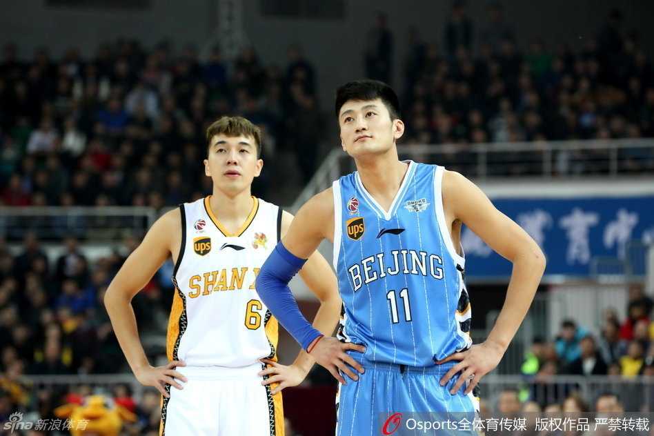 三晋烽烟起:富兰克林61分三双战旧友,京城双枪饮恨太原城 罗智飞身救球整个人栽进摄影席,底线记者人仰马翻,这张照片定格的正是当时火药味十足的拼抢瞬间。