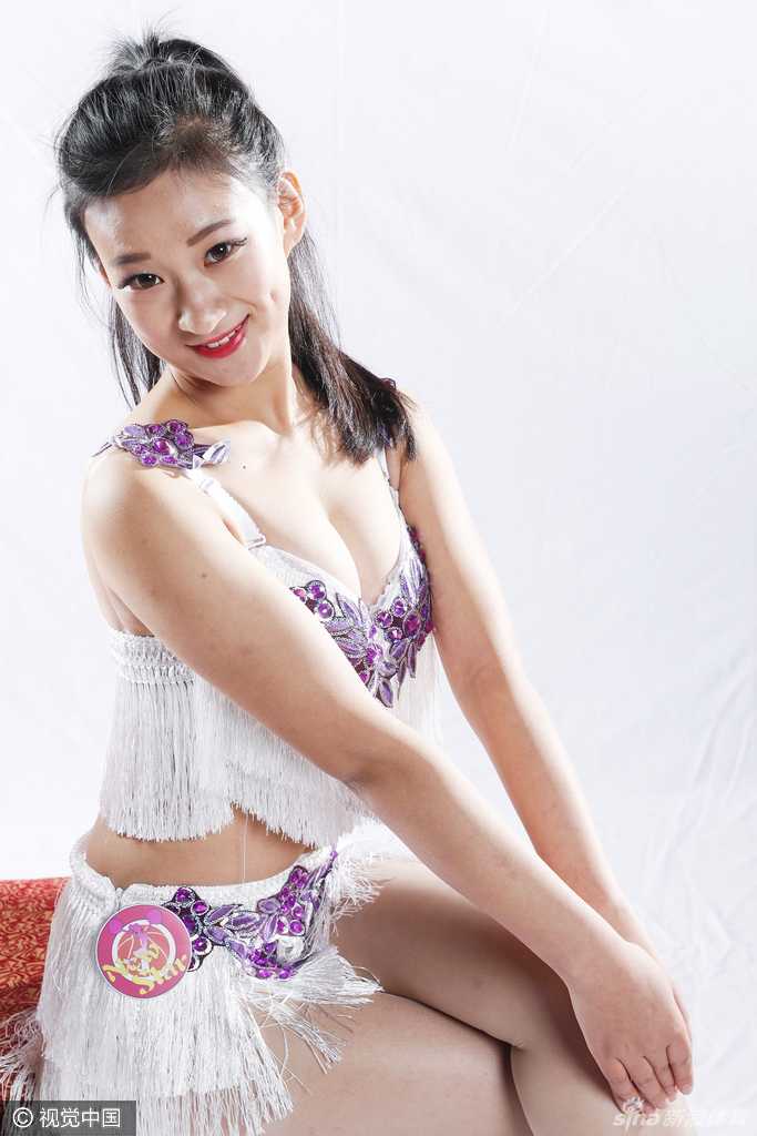 三晋辣舞·助威汾酒:山西篮球宝贝倾情绽放 CBA 赛场 太原写真现场,姑娘们整齐划一的动作背后,是无数次排练的汗水与对舞台的敬畏。