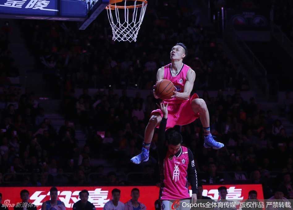 上海上空再起飞人,王潼加冕扣篮新王 王潼飞身而起,试图从高举双臂的现场DJ头顶摘走篮球,这一瞬间展现出他惊人的弹跳和勇气