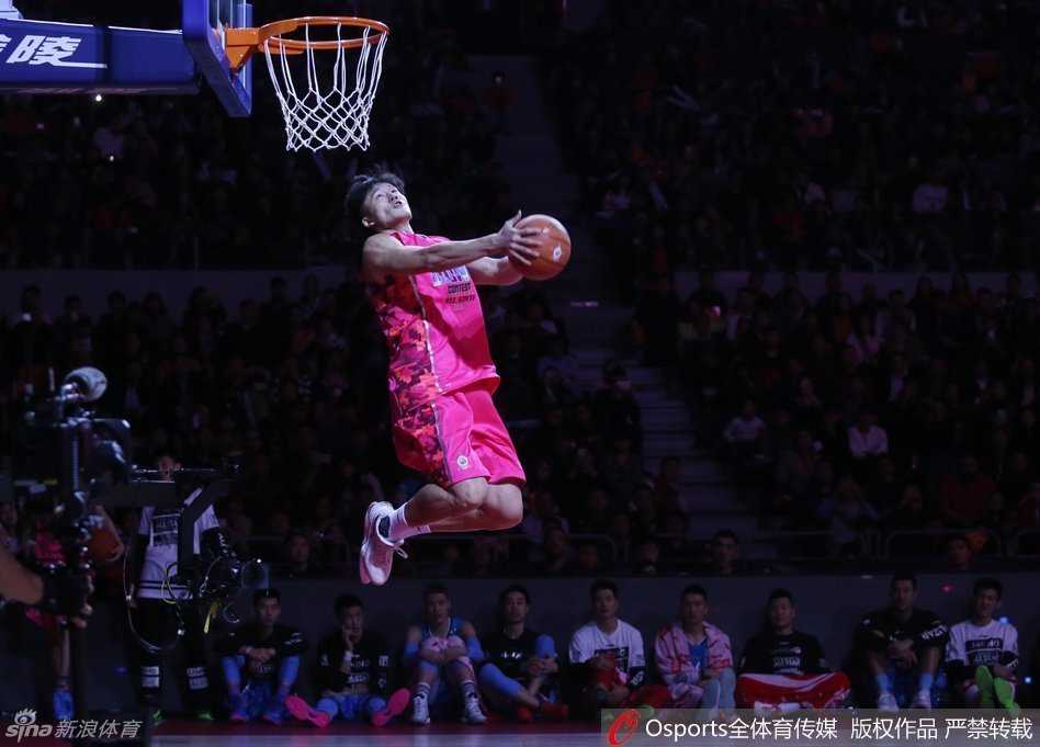 上海上空再起飞人,王潼加冕扣篮新王 夺冠后的王潼笑容灿烂,与上海队的好友们围在一起庆祝,彼此击掌相庆,享受着胜利的喜悦