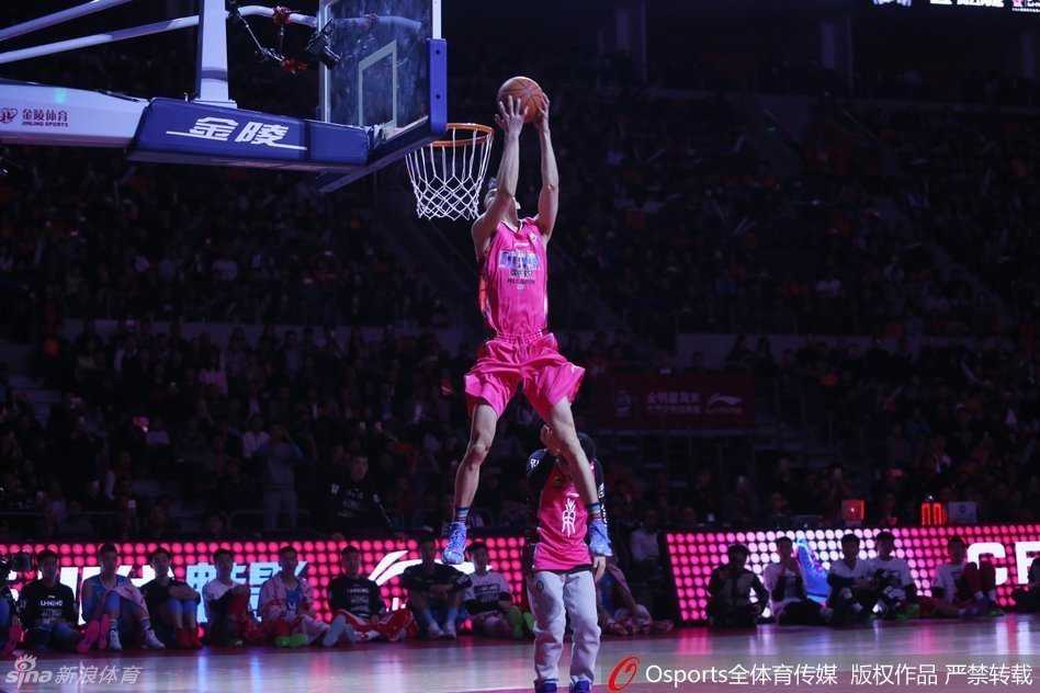 上海上空再起飞人,王潼加冕扣篮新王 王潼与朋友在场边击掌庆祝,脸上写满了年轻人的自信与骄傲,这一刻属于上海大鲨鱼的新扣篮王