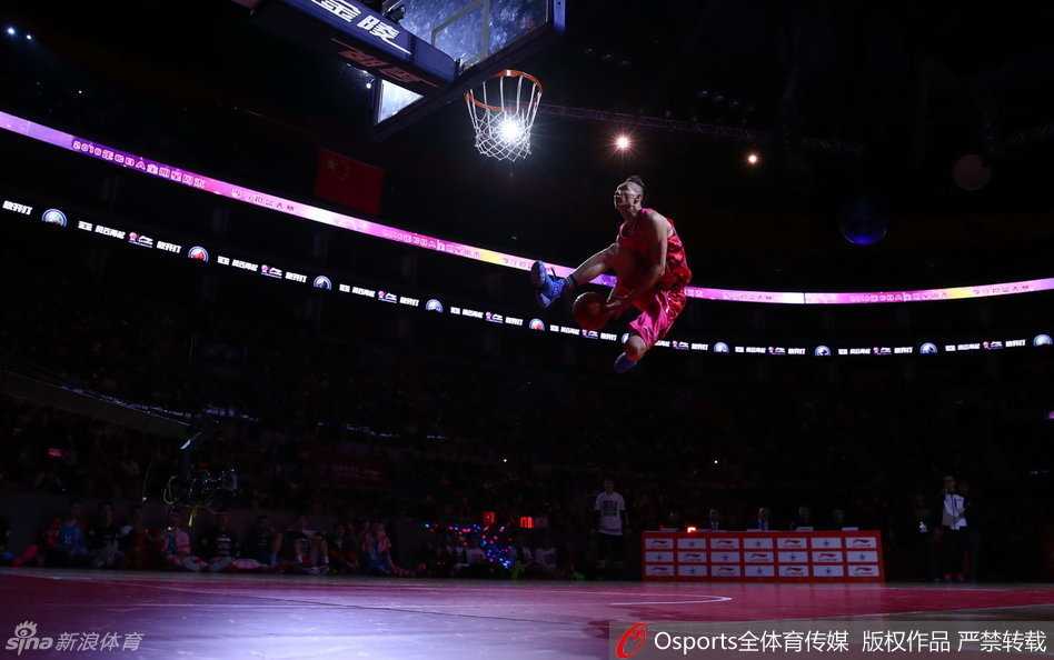 上海上空再起飞人,王潼加冕扣篮新王 王潼在扣篮大赛决赛中腾空而起,身体在空中完全舒展,单手抓球霸气外露,仿佛摆脱了地心引力