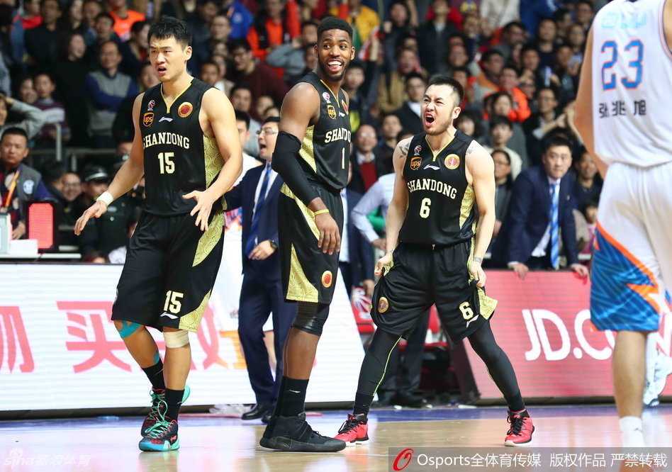 上海滩加时苦战,山东高速虽败犹荣 睢冉在关键时刻点燃全场,激情嘶吼庆祝,仿佛要将体内的能量全部宣泄在这片赛场之上。