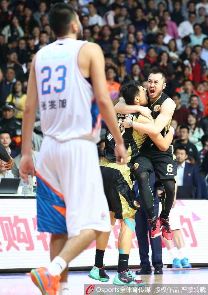 上海滩加时苦战,山东高速虽败犹荣 丁彦雨航面对防守人,高高跃起,指尖轻柔地将球拨向篮筐,这一刻,他是山东队最锋利的剑。