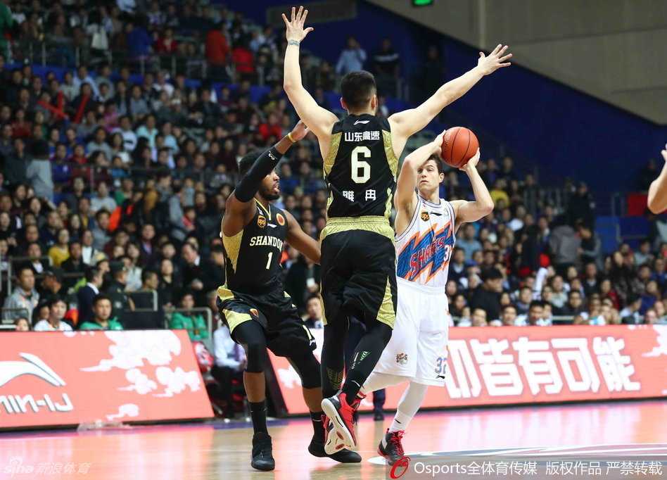 上海滩加时苦战,山东高速虽败犹荣 上海队球员在加时赛中积极防守,尽管身体已经接近极限,但眼神中依然充满着对胜利的渴望。