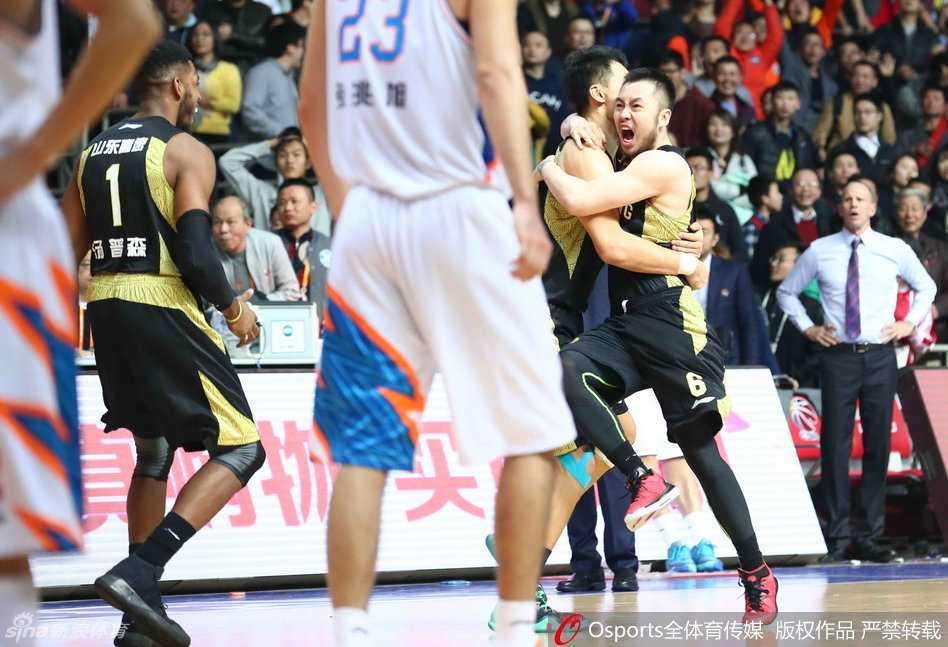 上海滩加时苦战,山东高速虽败犹荣 睢冉激情庆祝的特写,面部肌肉紧绷,一声长啸划破上海体育馆的喧嚣,这是属于硬汉的宣泄。