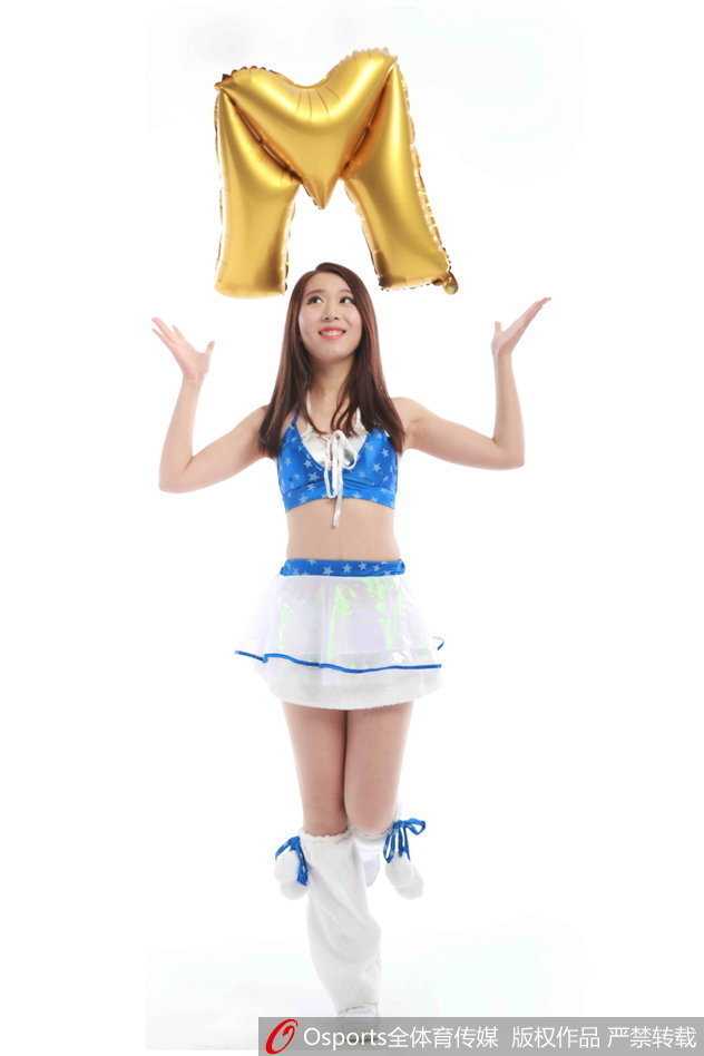 啦啦队集体跳跃，气球随之飞舞，画面充满动感，欢乐几乎要溢出屏幕